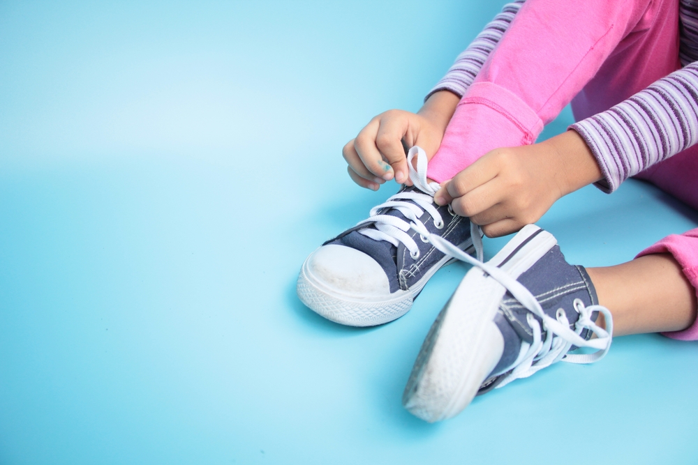 How to tie shoelaces: teaching kids