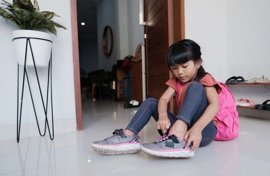 teach-your-child-to-put-on-shoes