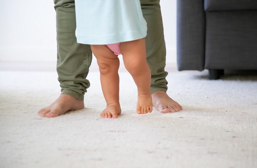 advantages-of-toddler-walking-barefoot