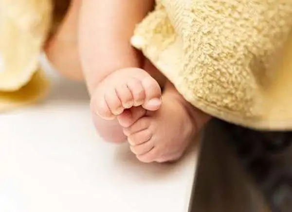 babies-experience-cold-hands-and-feet